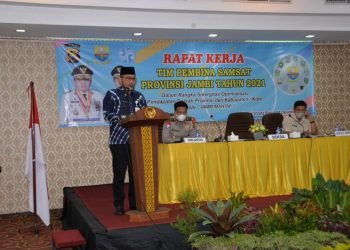 Sekretaris Daerah (Sekda) Provinsi Jambi, H.Sudirman,S.H.,M.H saat membuka rapat kerja tim pembina samsat Provinsi Jambi (foto: novrianyah)