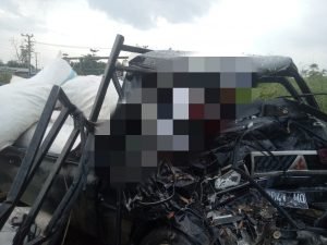 Tabrakan Maut di Desa Bukit Tempurung, Kecamatan Mendahara Ulu, Kabupaten Tanjung Jabung Timur. antara mobil Pick Up L300 BH 8841 MQ dengan truck center BH 2090 XX yang mengakibatkan dua orang meninggal dunia dan dua orang luka ringan (Foto : ist)