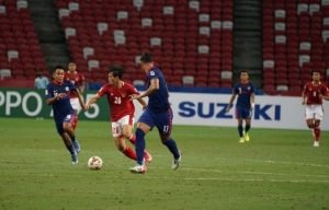 Timnas Indonesia Saat Berusaha Mengecoh Dua Pemain Singapura di Semifinal Piala AFF 2020