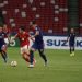 Timnas Indonesia Saat Berusaha Mengecoh Dua Pemain Singapura di Semifinal Piala AFF 2020