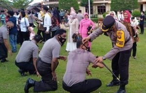 Kapolres Muaro Jambi AKBP Yuyan Priatmaja S.I.K,MH Saat Melakukan Penyiraman ke Setiap Personil Yang Naik Pangkat