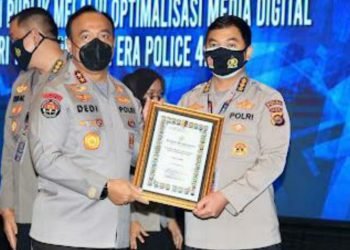 Kabid Humas Polda Jambi saat menerima penghargaan Top Engagement II ( Foto: Humas Polda Jambi)