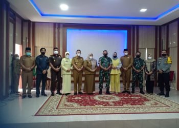 Ketua DPRD Kabupaten Muaro Jambi Yuli Setia Bhakti saat foto bersama Bupati Muaro jambu, Kapolres Muaro Jambi, AKBP. Yuyan Priatmaja, Kepala Kejaksaan Negeri Muaro Jambi, Ketua Pengadilan Negeri dan sejumlah OPD Pemerintahan Kabupaten Muaro Jambi (foto: ist)