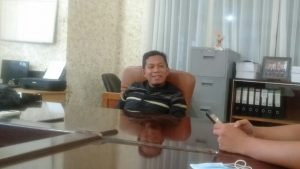 Raden Fauzi saat diwawancarai awak media