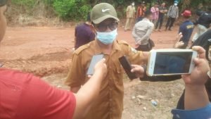 Kepala Desa Sungai Gelam saat meninjau jalan hancur di pal 23 (foto: deni/Rj)