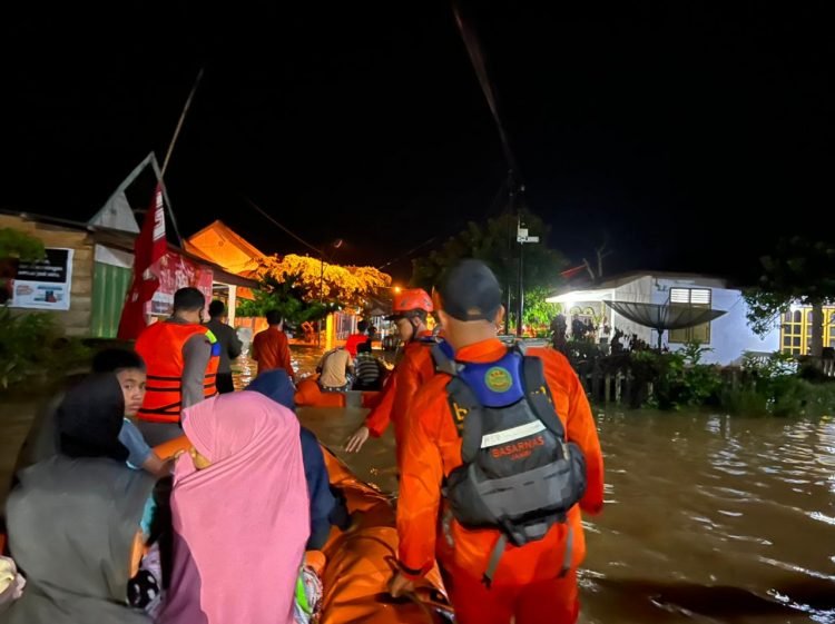 Tim SAR Gabungan Melakukan Evakuasi Warga Yang Terdampak Banjir di Kabupaten Bungo, Provinsi Jambi