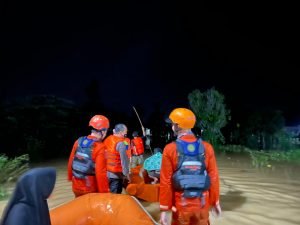 Tim SAR Gabungan Mengevakuasi Warga Ke tempat Pengungsian Saat Musibah Banjir di Kabupaten Bungo, Provinsi Jambi