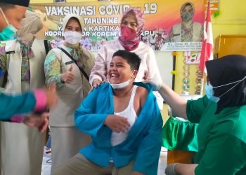 Dewi Zulkifli meninjau langsung pelaksanaan Vaksinasi usia 6 tahun keatas di SD Kartika II-4 Jambi