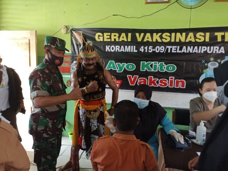 Danramil 415-09/Telanaipura, Mayor Inf Widi Purwoko Bersama Gatot Kaca Hibur Siswa-Siswi Saat Mau di Vaksin