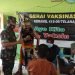 Danramil 415-09/Telanaipura, Mayor Inf Widi Purwoko Bersama Gatot Kaca Hibur Siswa-Siswi Saat Mau di Vaksin