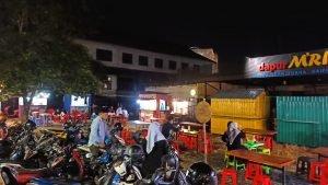 Kuliner Khas Gerobak Kontainer Yang Berjajar Rapi di Kecamatan Telanaipura Kota Jambi