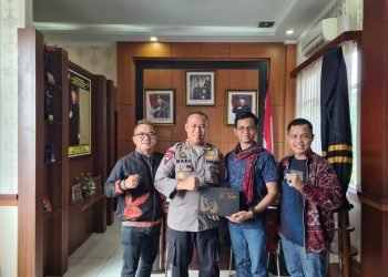 Batik Motif Teratai Khas Brimob di serahkan langsung ke Dansat Brimob Polda Jambi (foto: syah)