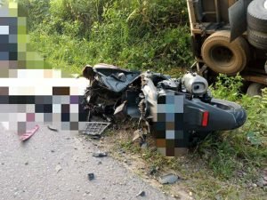 Foto kendaraan 1 unit motor dan 1 unit mobil yang mengalami kecelakaan