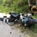 Foto kendaraan 1 unit motor dan 1 unit mobil yang mengalami kecelakaan