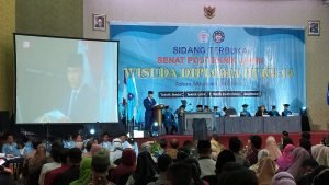 Wali Kota Jambi, Syarif Fasha Memberikan Kata Sambutan Kepada Wisudawan Politeknik Jambi di Ratu Convention Center
