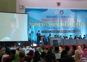 Wali Kota Jambi, Syarif Fasha Memberikan Kata Sambutan Kepada Wisudawan Politeknik Jambi di Ratu Convention Center