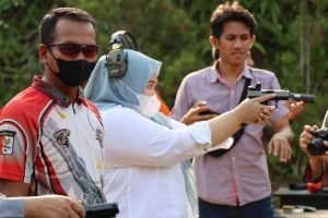 Bupati Muaro Jambi saat latihan menembak bersama Polres
