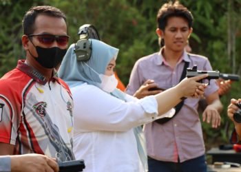 Bupati Muaro Jambi saat latihan menembak bersama Polres