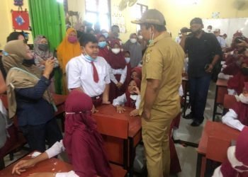 Bupati Tanjung Jabung Timur, Romi Hariyanto, SE saat memantau langsung pelaksanaan vaksinasi di SDN 81 Kecamatan Mendahara ulu (foto: dn)