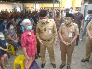 Suasana Saat Wali Kota Jambi, Syarif Fasha dan Wakil Maulana Beri Bantuan ke Warga Tionghoa