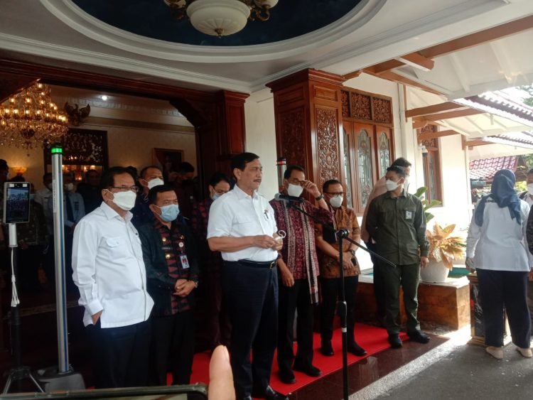 Menko Marves, Luhut Binsar Pandjaitan Saat Memberikan Keterangan Jumpa Pers di Rumah Dinas Gubernur Jambi