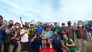 Foto bersama merayakan juara selesai pertandingan Gubernur Cup (foto: Ma)