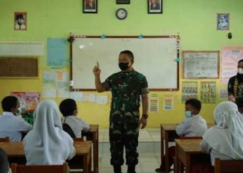 Jendral TNI saat mengajar nilai nilai pancasila ke siswa Sekolah Dasar