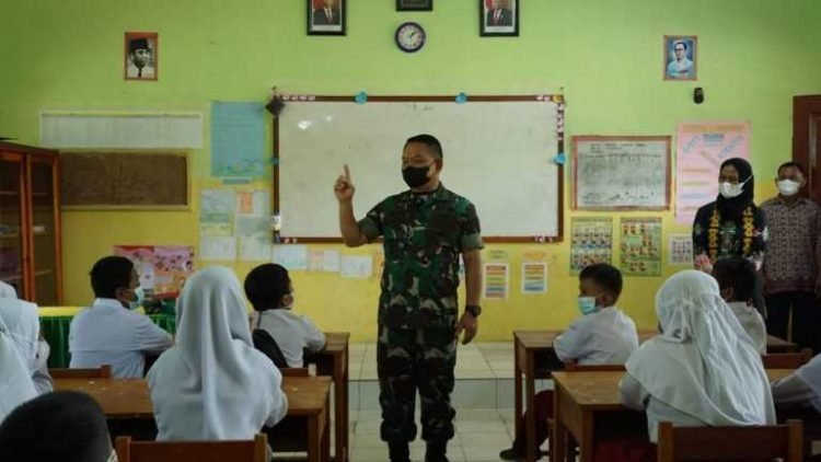 Jendral TNI saat mengajar nilai nilai pancasila ke siswa Sekolah Dasar