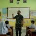Jendral TNI saat mengajar nilai nilai pancasila ke siswa Sekolah Dasar
