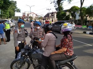 Bid Propam Polda Jambi saat melakukan Operasi Penegakan Disiplin(Gatiblin) di depan Taman Makam Pahlawan Thehok Jambi,