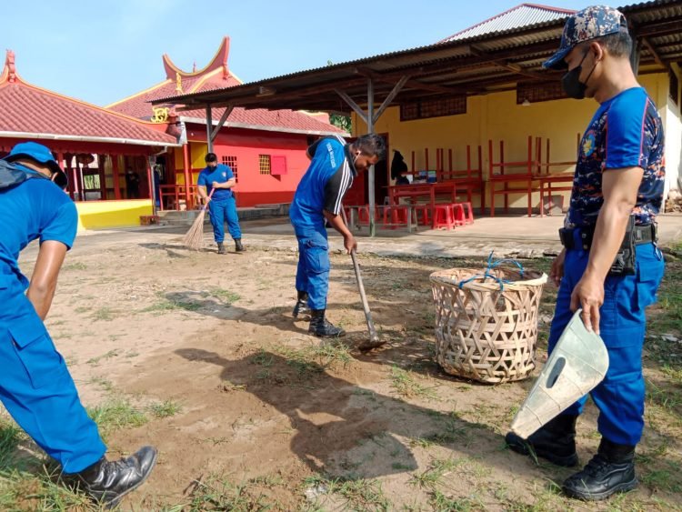 Ditpolairud Polda Jambi melaksanakan kegiatan Jumat bersih di Rumah Ibadah