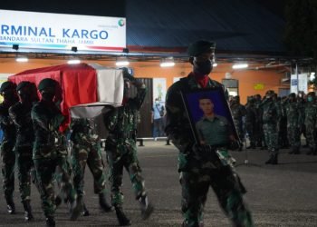 penyambutan Jenazah Praka Anumerta Tuppal Alomoan Baraza, di terminal Kargo Bandara Sultan Thaha Jambi (foto: ist)