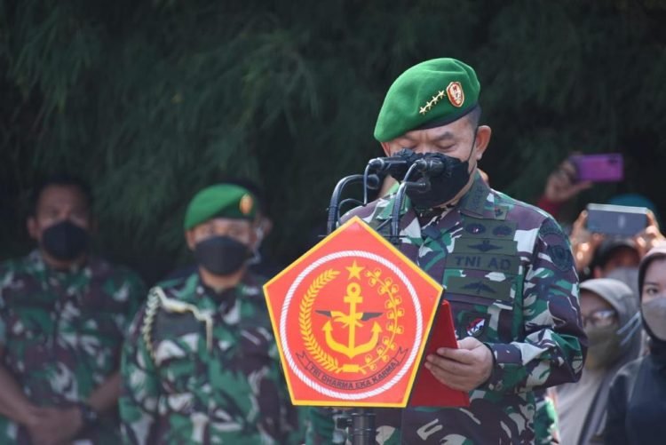 Jenderal TNI Dudung Abdurachman, S.E., M.M., saat memimpin upacara militer pemakaman almarhum di Taman Makam Pahlawan Cikutra, Cibeunying Kidul (foto: ist)