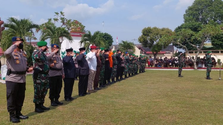 Kapolda Jambi Irjen Pol A Rachmad Wibowo, saat menghadiri upacara Pemakaman Praka Anumerta Tuppal Halomoan Barasa yang dimakamkan secara militer di Taman Makam Pahlawan Satria Bhakti, Thehok Kota Jambi (foto: ist)