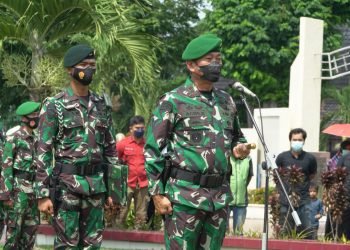 Pangdam II/ Sriwijaya Mayjen TNI Agus Suhardi saat memimpin upacara pemakaman Praka Anumerta Tuppal Halomoan Barasa di TMP Satria Bhakti Jambi (foto: ist)