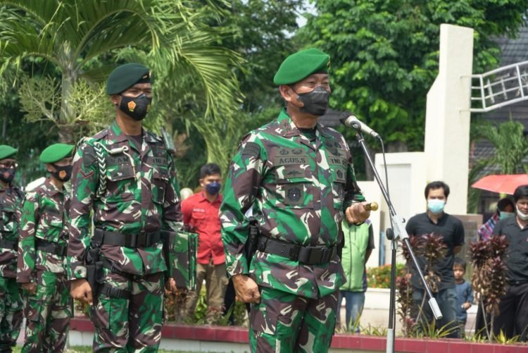 Pangdam II/ Sriwijaya Mayjen TNI Agus Suhardi saat memimpin upacara pemakaman Praka Anumerta Tuppal Halomoan Barasa di TMP Satria Bhakti Jambi (foto: ist)