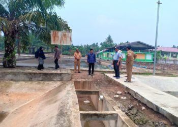 M ali Mustika saat meninjau lokasi pembuangan limbah Kota Jambi (foto: Dn)