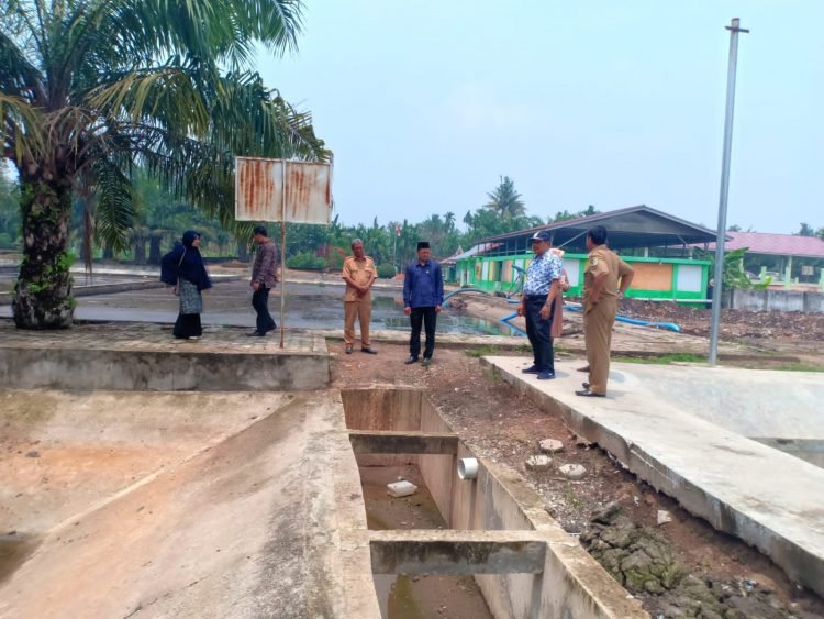 M ali Mustika saat meninjau lokasi pembuangan limbah Kota Jambi (foto: Dn)