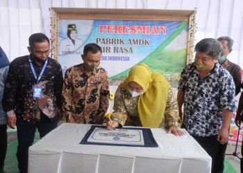 Bupati Muaro Jambi, Hj. Masnah Busro, SE, M.Tr.IP saat meresmikan pabrik Air Minum Dalam Kemasan (AMDK) (foto: ist)
