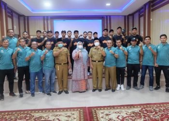 Bupati Muaro Jambi Hj. Masnah Busro, SE., M.Tr.IP saat melepas secara langsung Tim Sepak Bola Muaro Jambi untuk mengikuti Piala Gubenur Cup tahun 2022 (foto: ist)