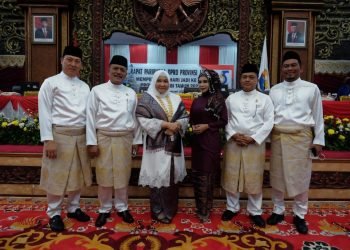 Bupati Muaro Jambi, Hj. Masnah Busro, saat menghadiri Rapat Paripurna DPRD Provinsi Jambi (foto: ist)