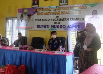 Bupati Hj. Masnah Busro, SE, M.Tr.IP serahkan secara simbolis kepada 3 penerima sembako, dan 3 anak yatim (foto: ist)