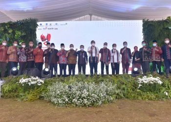 Wakil Bupati Muaro Jambi BBS saat foto bersama Menteri Koordinator Bidang Maritim dan Investasi Luhut Binsar Panjaitan didampingi Menteri Perhubungan Budi Karya Sumadi, Menteri ATR/BPN Sofyan Djalil, Wamen Perdagangan Jerry Sambuaga dan Wamen BUMN Pahala N. Mansyuri serta Kepala Lembaga Kebijakan Pengadaan Barang dan Jasa (LKPP) Azwar Anas (foto: ist)