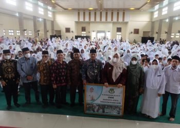 Bupati Muaro Jambi, Hj. Masnah Albusyro, SE., M. Tr. IP saat foto bersama (foto: ist)