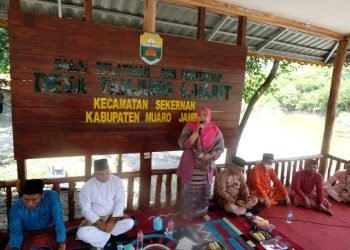Bupati Hj Masnah Busro saat memberikan arahan untuk Wisata Danau Tangkas (foto: ist)