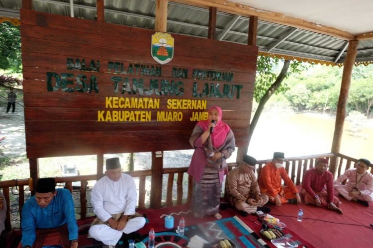 Bupati Hj Masnah Busro saat memberikan arahan untuk Wisata Danau Tangkas (foto: ist)