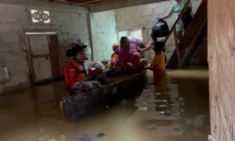 Seorang Ibu Rumah Tangga Terjebak Banjir Dirumah dan Tim SAR Gabungan Bungo Langsung Evaluasi ke Pengungsian