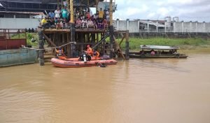 Tim Basarnas Jambi Saat Melakukan Pencarian Korban Tenggelam di Sekitar PT. Angkasa Raya
