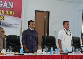 Bupati Tanjab Timur H. Romi Hariyanto, SE saat mengikuti rapat Asistensi DD dan Percepatan Capaian Vaksinasi Covid -19 (foto: Dok. Tanjab Timur)