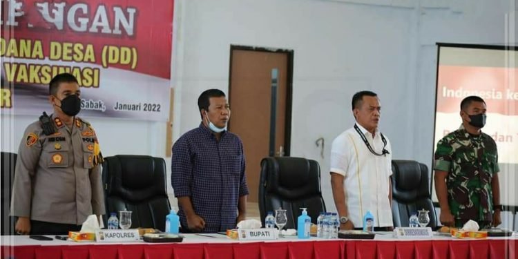 Bupati Tanjab Timur H. Romi Hariyanto, SE saat mengikuti rapat Asistensi DD dan Percepatan Capaian Vaksinasi Covid -19 (foto: Dok. Tanjab Timur)